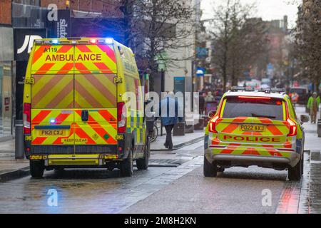 Preston NHS Lancashire, Vereinigtes Königreich, 14. Januar 2023. Wetter in Großbritannien. Rettungsfahrzeuge reagieren auf einen verletzten, rauen Schläfer, an einem nassen Tag im Stadtzentrum von Preston, Credit; MediaWorldImages/alamyLiveNews Stockfoto