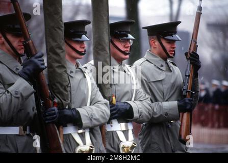 Üben Sie Die Eröffnungsfeier. Mitglieder des US Marine Corps tolerieren die bittere Kälte, während sie während der ersten Paradeprobe die 3. Straße in Richtung Pannsylvania Avenue entlang marschieren. Basis: Washington State: District of Columbia (DC) Land: Vereinigte Staaten von Amerika (USA) Stockfoto
