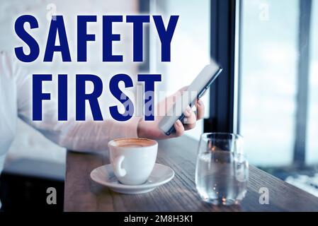 Konzeptionelle Anzeige Sicherheit geht vor. Geschäftskonzept Vermeidung unnötiger Risiken sicher leben vorsichtig sein aufmerksam sein Stockfoto