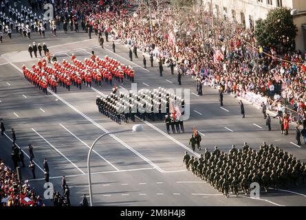 Eröffnungsparade, Stabband des US Marine Corps, Farbeneinheit marschiert die Pennsylvania Ave. Zwischen der 4. Und 7. Straße entlang, während der Eröffnungsparade 1993. Basis: Washington State: District of Columbia (DC) Land: Vereinigte Staaten von Amerika (USA) Stockfoto