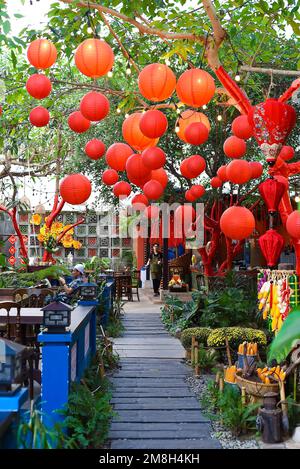 Nha Trang, Vietnam - 13. Januar 2023: Viele rote Laternen hängen in Vietnam zum Tet-Lunar-Neujahr Stockfoto