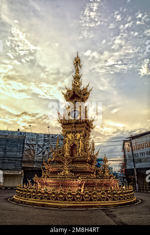 Chiang Rai, Thailand. 16. Mai 2022. Der Uhrenturm in Chiang Rai wurde 2008 von Chalermchai Kositpipat entworfen und gebaut. Stockfoto