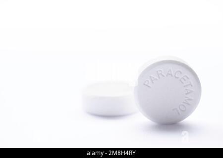 Zwei Tabletten Paracetamol auf weißem Hintergrund. Schmerzmittel und Antiphlogistikum. Schmale Schärfentiefe, Hintergrundbild Stockfoto