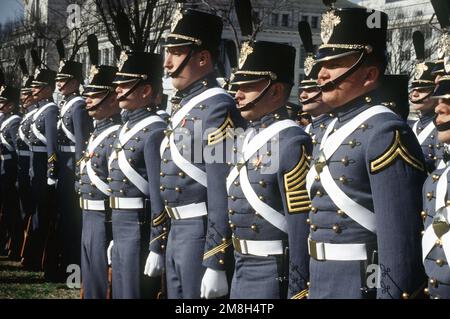 Kadetten der US Army Military Academy in West Point, New York, in Formation auf der Mall, die auf den Beginn der Eröffnungsparade 1993 warten. Basis: Washington State: District of Columbia (DC) Land: Vereinigte Staaten von Amerika (USA) Stockfoto
