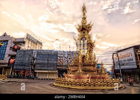 Chiang Rai, Thailand. 16. Mai 2022. Der Uhrenturm in Chiang Rai wurde 2008 von Chalermchai Kositpipat entworfen und gebaut. Stockfoto