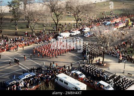 Marine Corps Band and Company, Marine Corps Farben verlassen den Versammlungsbereich während der Eröffnungsfeier am 20. Januar 1993. Basis: Washington State: District of Columbia (DC) Land: Vereinigte Staaten von Amerika (USA) Stockfoto