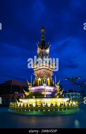 Chiang Rai, Thailand. 16. Mai 2022. Der Uhrenturm in Chiang Rai wurde 2008 von Chalermchai Kositpipat entworfen und gebaut. Stockfoto