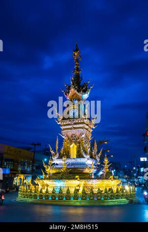 Chiang Rai, Thailand. 16. Mai 2022. Der Uhrenturm in Chiang Rai wurde 2008 von Chalermchai Kositpipat entworfen und gebaut. Stockfoto