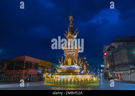 Chiang Rai, Thailand. 16. Mai 2022. Der Uhrenturm in Chiang Rai wurde 2008 von Chalermchai Kositpipat entworfen und gebaut. Stockfoto