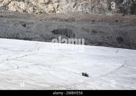 Blick auf Wanderer auf dem Athabasca-Gletscher in Kanada Stockfoto