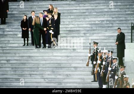 Eröffnungspartei, Präsident William Jefferson Clinton mit der ersten Familie, Vizepräsident und zweiter Familie, stehen auf den Stufen der Ostseite des Capitols mit GEN Streeter, dem Vorsitzenden des Eröffnungskomitees der Streitkräfte, um die militärischen Zeremonialeinheiten zu überprüfen, bevor es zum Weißen Haus geht. Basis: Washington State: District of Columbia (DC) Land: Vereinigte Staaten von Amerika (USA) Stockfoto