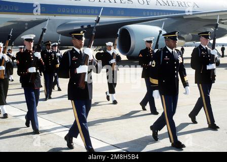 Amtseinführung. Die Ehrengarde des Gemeinsamen Dienstes marschiert auf dem Luftwaffenstützpunkt Andrews, um sich auf die feierliche Abreise des ehemaligen Präsidenten George Bush vorzubereiten. Basis: Washington State: District of Columbia (DC) Land: Vereinigte Staaten von Amerika (USA) Stockfoto