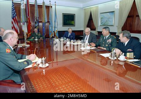 930121-D-9880W-015. [Complete] Scene Caption: The Honorable Leslie ('Les') Aspin, Jr., (Third from right), USA Verteidigungsminister, hält sein erstes offizielles Treffen mit den Joint Chiefs of STAFF ab: U.S. Army GEN. Colin L. Powell (Zweiter von rechts), Vorsitzender der Stabschefs der USA Navy ADM. David E. Jeremiah (rechts), Vice Chairman of the Joint Chiefs of STAFF; USA AIR Force GEN. Merrill A. („Tony“) McPeak (vierter von rechts), STABSCHEF der Luftwaffe; USA Army GEN. Gordon R. Sullivan (Zweiter von links), STABSCHEF der Armee; USA Marineminister Frank B. Kelson, II (links, hinter Gen S Stockfoto