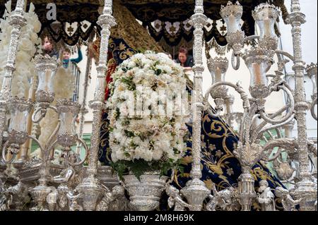 Detail eines Throns mit Madonna-Statue bei einer Osterparade während der Heiligen Woche oder Semana Santa in Cadiz, Spanien Stockfoto