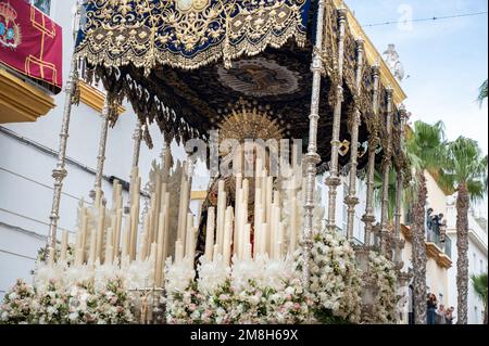 Detail eines Throns mit Madonna-Statue bei einer Osterparade während der Heiligen Woche oder Semana Santa in Cadiz, Spanien Stockfoto