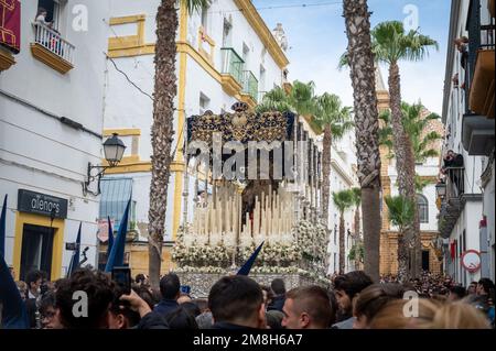 Detail eines Throns mit Madonna-Statue bei einer Osterparade während der Heiligen Woche oder Semana Santa in Cadiz, Spanien Stockfoto