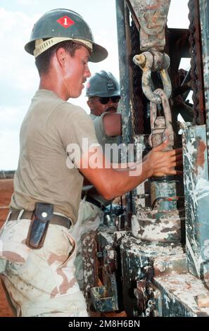 Ein Mitglied des Naval Mobile Construction Battalion 1 (NMCB-1) arbeitet während der multinationalen Hilfsaktion Restore Hope auf einer Bohrinsel. Der Brunnen in der Nähe von Bale Dogle dient der Versorgung eines alten sowjetischen Luftwaffenstützpunkts, der von US- und marokkanischem Personal benutzt wird, das an der Operation beteiligt ist. Operation/Serie: RESTORE HOPE Country: Somalia (SOM) Stockfoto