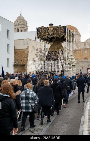 Detail eines Throns mit Madonna-Statue bei einer Osterparade während der Heiligen Woche oder Semana Santa in Cadiz, Spanien Stockfoto