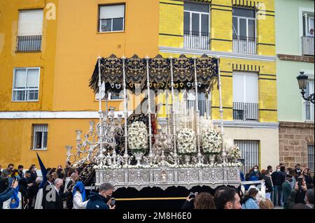 Detail eines Throns mit Madonna-Statue bei einer Osterparade während der Heiligen Woche oder Semana Santa in Cadiz, Spanien Stockfoto