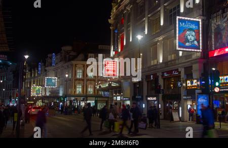 Blick auf Sondheim, Gielgud, Apollo Theatres Down Shaftesbury Avenue bei Nacht mit beleuchteten Werbeschildern, Winter, London, Großbritannien Stockfoto