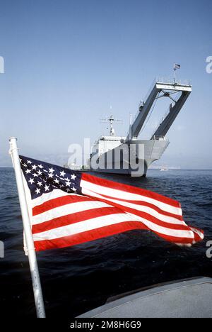 Steuerbord-Bugansicht des Panzerlandeschiffs USS SUMTER (LST-1181) vom Heck eines Bootes aus der Amphibienrampe USS AUSTIN (LPD-4). Land: Adria Stockfoto