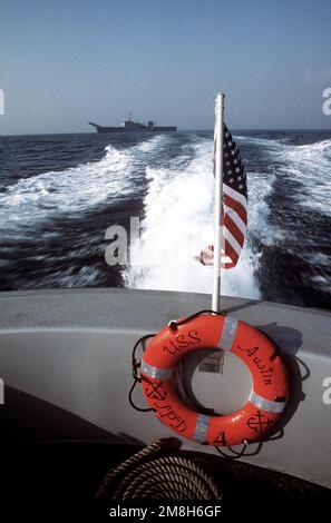 Hafenansicht eines Tanklandeschiffs der Newport-Klasse, das vom Heck eines Schiffes aus von der Amphibienrampe USS AUSTIN (LPD-4) genommen wird. Land: Adria Stockfoto