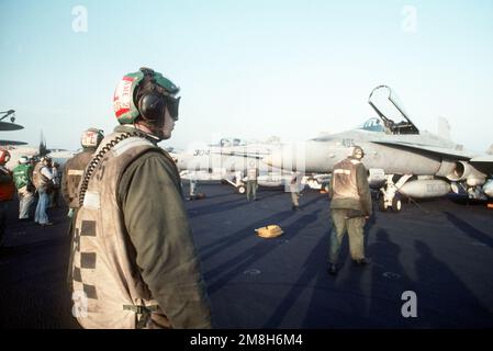 Flugbesatzungen bereiten F/A-18C Hornet-Luftfahrzeuge für den Flugbetrieb auf dem Flugzeugträger USS JOHN F. KENNEDY (CV-67) vor. Die Flugzeuge sind den Strike Fighter Squadrons 37 und 105 (VFA-37 und VFA-105) zugewiesen. Land: Adria Stockfoto