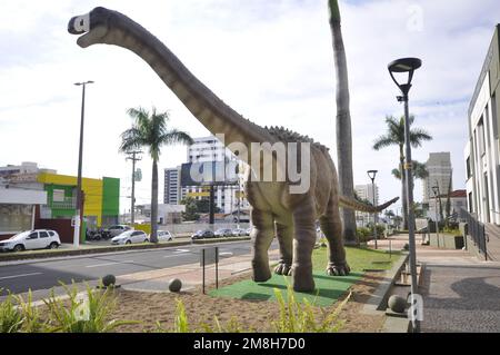 Marilia, São Paulo, Brasilien - 27. Oktober 2022: Dinosaurier-Replik vor dem Museum für Paläontologie in der Stadt Marília, São Paulo, Brasilien, Side Stockfoto