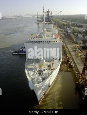 Eine Bogenansicht des Vermessungsschiffs USNS WATERS (T-AGS-45) in der Werft Avondale, während das Schiff bei einem Neigungsversuch getestet wird. Basis: New Orleans Bundesstaat: Louisiana (LA) Land: Vereinigte Staaten von Amerika (USA) Stockfoto