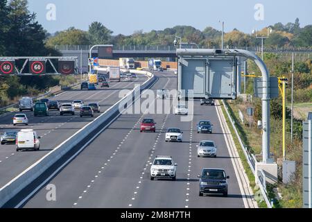 Taplow, Buckinghamshire, Großbritannien. 6. Oktober 2022. Radargeräte zur Erkennung gestoppter Fahrzeuge auf der M4 Smart Motorway in Taplow, Buckinghamshire. Ein Teil des M4 wurde jetzt auf eine intelligente Autobahn aufgerüstet, die SVD-Radargeräte mit automatischer Unfallerkennung umfasst. Anschließend werden Warnmeldungen auf den deckenliegenden Gantry-Monitoren angebracht, die Autofahrer über defekte Fahrzeuge informieren und die entsprechende Spur schließen. Kredit: Maureen McLean/Alamy Stockfoto