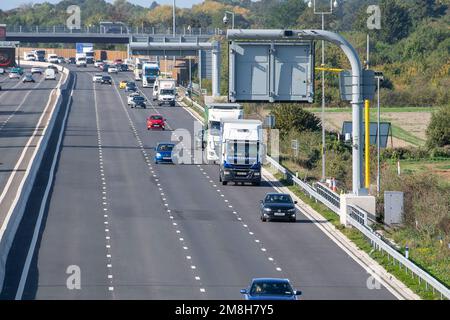 Taplow, Buckinghamshire, Großbritannien. 6. Oktober 2022. Radargeräte zur Erkennung gestoppter Fahrzeuge auf der M4 Smart Motorway in Taplow, Buckinghamshire. Ein Teil des M4 wurde jetzt auf eine intelligente Autobahn aufgerüstet, die SVD-Radargeräte mit automatischer Unfallerkennung umfasst. Anschließend werden Warnmeldungen auf den deckenliegenden Gantry-Monitoren angebracht, die Autofahrer über defekte Fahrzeuge informieren und die entsprechende Spur schließen. Kredit: Maureen McLean/Alamy Stockfoto