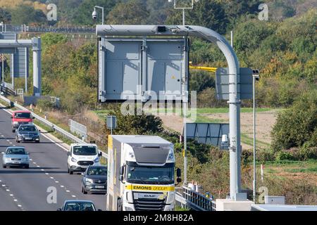 Taplow, Buckinghamshire, Großbritannien. 6. Oktober 2022. Radargeräte zur Erkennung gestoppter Fahrzeuge auf der M4 Smart Motorway in Taplow, Buckinghamshire. Ein Teil des M4 wurde jetzt auf eine intelligente Autobahn aufgerüstet, die SVD-Radargeräte mit automatischer Unfallerkennung umfasst. Anschließend werden Warnmeldungen auf den deckenliegenden Gantry-Monitoren angebracht, die Autofahrer über defekte Fahrzeuge informieren und die entsprechende Spur schließen. Kredit: Maureen McLean/Alamy Stockfoto