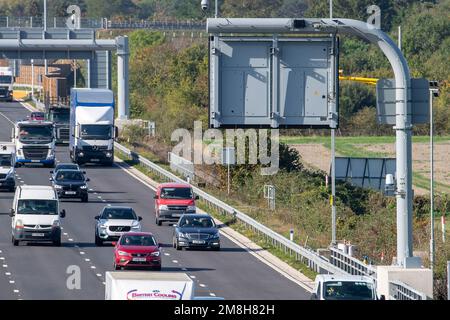 Taplow, Buckinghamshire, Großbritannien. 6. Oktober 2022. Radargeräte zur Erkennung gestoppter Fahrzeuge auf der M4 Smart Motorway in Taplow, Buckinghamshire. Ein Teil des M4 wurde jetzt auf eine intelligente Autobahn aufgerüstet, die SVD-Radargeräte mit automatischer Unfallerkennung umfasst. Anschließend werden Warnmeldungen auf den deckenliegenden Gantry-Monitoren angebracht, die Autofahrer über defekte Fahrzeuge informieren und die entsprechende Spur schließen. Kredit: Maureen McLean/Alamy Stockfoto