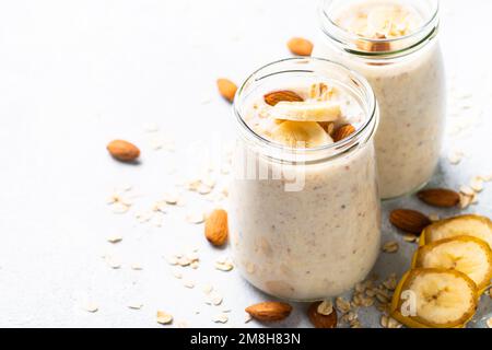 Mandelbananen-Smoothie mit Haferflocken. Stockfoto