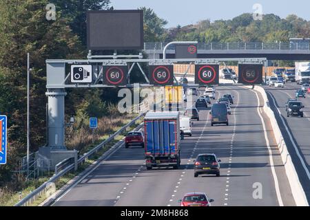 Taplow, Buckinghamshire, Großbritannien. 6. Oktober 2022. Radargeräte zur Erkennung gestoppter Fahrzeuge auf der M4 Smart Motorway in Taplow, Buckinghamshire. Ein Teil des M4 wurde jetzt auf eine intelligente Autobahn aufgerüstet, die SVD-Radargeräte mit automatischer Unfallerkennung umfasst. Anschließend werden Warnmeldungen auf den deckenliegenden Gantry-Monitoren angebracht, die Autofahrer über defekte Fahrzeuge informieren und die entsprechende Spur schließen. Kredit: Maureen McLean/Alamy Stockfoto