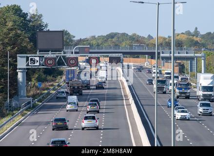 Taplow, Buckinghamshire, Großbritannien. 6. Oktober 2022. Radargeräte zur Erkennung gestoppter Fahrzeuge auf der M4 Smart Motorway in Taplow, Buckinghamshire. Ein Teil des M4 wurde jetzt auf eine intelligente Autobahn aufgerüstet, die SVD-Radargeräte mit automatischer Unfallerkennung umfasst. Anschließend werden Warnmeldungen auf den deckenliegenden Gantry-Monitoren angebracht, die Autofahrer über defekte Fahrzeuge informieren und die entsprechende Spur schließen. Kredit: Maureen McLean/Alamy Stockfoto