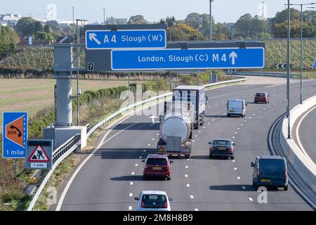 Taplow, Buckinghamshire, Großbritannien. 6. Oktober 2022. Radargeräte zur Erkennung gestoppter Fahrzeuge auf der M4 Smart Motorway in Taplow, Buckinghamshire. Ein Teil des M4 wurde jetzt auf eine intelligente Autobahn aufgerüstet, die SVD-Radargeräte mit automatischer Unfallerkennung umfasst. Anschließend werden Warnmeldungen auf den deckenliegenden Gantry-Monitoren angebracht, die Autofahrer über defekte Fahrzeuge informieren und die entsprechende Spur schließen. Kredit: Maureen McLean/Alamy Stockfoto