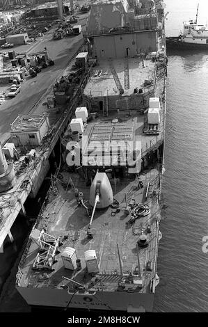 Ein Blick vom Heck über dem Bug des geführten Raketenkreuzers VELLA GULF (CG-72), während das Schiff an einem Pier im Ingalls Shipbuilding festgemacht wird. Basis: Pascagoula Bundesstaat: Mississippi (MS) Land: Vereinigte Staaten von Amerika (USA) Stockfoto