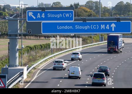 Taplow, Buckinghamshire, Großbritannien. 6. Oktober 2022. Radargeräte zur Erkennung gestoppter Fahrzeuge auf der M4 Smart Motorway in Taplow, Buckinghamshire. Ein Teil des M4 wurde jetzt auf eine intelligente Autobahn aufgerüstet, die SVD-Radargeräte mit automatischer Unfallerkennung umfasst. Anschließend werden Warnmeldungen auf den deckenliegenden Gantry-Monitoren angebracht, die Autofahrer über defekte Fahrzeuge informieren und die entsprechende Spur schließen. Kredit: Maureen McLean/Alamy Stockfoto