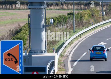 Taplow, Buckinghamshire, Großbritannien. 6. Oktober 2022. Radargeräte zur Erkennung gestoppter Fahrzeuge auf der M4 Smart Motorway in Taplow, Buckinghamshire. Ein Teil des M4 wurde jetzt auf eine intelligente Autobahn aufgerüstet, die SVD-Radargeräte mit automatischer Unfallerkennung umfasst. Anschließend werden Warnmeldungen auf den deckenliegenden Gantry-Monitoren angebracht, die Autofahrer über defekte Fahrzeuge informieren und die entsprechende Spur schließen. Kredit: Maureen McLean/Alamy Stockfoto