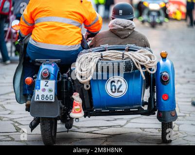 Augustusburg, Deutschland. 14. Januar 2023. Zwei Teilnehmer des Wintertreffens von Motorradfahrern im Schloss Augustusburg 50. kommen in einem Motorradteam an. Nach der Annullierung der letzten zwei Jahre aufgrund der Pandemie sind etwa 1300 Biker aus Deutschland und dem Ausland zur Jubiläumsausgabe gekommen. Das erste offizielle Wintertreffen fand 1971 unter schneebedeckten Bedingungen statt. Kredit: Kristin Schmidt/dpa-Zentralbild/dpa/Alamy Live News Stockfoto