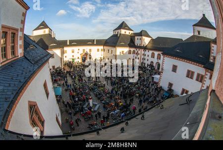 Augustusburg, Deutschland. 14. Januar 2023. Beim Wintertreffen der Motorradfahrer im Jahr 50. versammeln sich die Teilnehmer mit ihrem Fahrzeug sowie Besucher im Hof des Schlosses Augustusburg (Sachsen). Nach der Annullierung der letzten zwei Jahre aufgrund der Pandemie sind etwa 1300 Biker aus Deutschland und dem Ausland für die Jubiläumsausgabe angekommen. Das erste offizielle Wintertreffen fand 1971 unter schneebedeckten Bedingungen statt. Kredit: Kristin Schmidt/dpa-Zentralbild/dpa/Alamy Live News Stockfoto