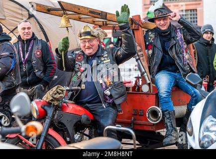 Augustusburg, Deutschland. 14. Januar 2023. Heiko Fischer (l.) aus Rübenau und sein Sohn Simon gehören zu den Teilnehmern des Wintertreffens von Motorradfahrern im Schloss Augustusburg 50., bei dem ihr Motorrad in ein Feuerwehrauto umgewandelt wurde. Nach der pandemischen Annullierung der letzten zwei Jahre kamen etwa 1300 Biker aus Deutschland und dem Ausland zur Jubiläumsausgabe. Das erste offizielle Wintertreffen fand 1971 unter schneebedeckten Bedingungen statt. Kredit: Kristin Schmidt/dpa-Zentralbild/dpa/Alamy Live News Stockfoto