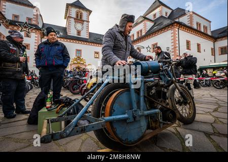 Augustusburg, Deutschland. 14. Januar 2023. Ulrich (r.) aus Gera ist einer der Teilnehmer des Wintertreffens von Motorradfahrern im Schloss Augustusburg 50. mit seinem Anzani-Standfahrrad. Nach der Annullierung der letzten zwei Jahre aufgrund der Pandemie kamen etwa 1300 Biker aus Deutschland und dem Ausland zur Jubiläumsausgabe. Das erste offizielle Wintertreffen fand 1971 unter schneebedeckten Bedingungen statt. Kredit: Kristin Schmidt/dpa-Zentralbild/dpa/Alamy Live News Stockfoto