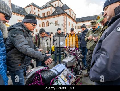 Augustusburg, Deutschland. 14. Januar 2023. Michael Herrmann (l.) aus Pleissa ist einer der Teilnehmer des Wintertreffens von Motorradfahrern im Schloss Augustusburg 50., bei dem sein Simson S151 in ein Dreirad umgewandelt wurde. Nach der pandemischen Annullierung der letzten zwei Jahre kamen etwa 1300 Biker aus Deutschland und dem Ausland zur Jubiläumsausgabe. Das erste offizielle Wintertreffen fand 1971 unter schneebedeckten Bedingungen statt. Kredit: Kristin Schmidt/dpa-Zentralbild/dpa/Alamy Live News Stockfoto