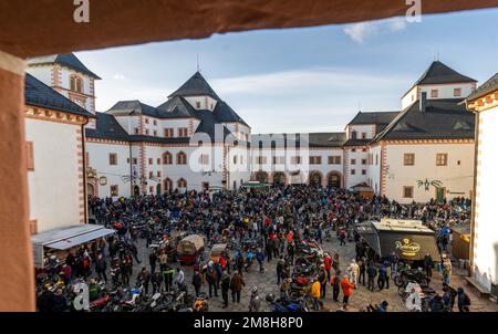 Augustusburg, Deutschland. 14. Januar 2023. Beim Wintertreffen der Motorradfahrer im Jahr 50. versammeln sich die Teilnehmer mit ihrem Fahrzeug sowie Besucher im Hof des Schlosses Augustusburg (Sachsen). Nach der Annullierung der letzten zwei Jahre aufgrund der Pandemie sind etwa 1300 Biker aus Deutschland und dem Ausland für die Jubiläumsausgabe angekommen. Das erste offizielle Wintertreffen fand 1971 unter schneebedeckten Bedingungen statt. Kredit: Kristin Schmidt/dpa-Zentralbild/dpa/Alamy Live News Stockfoto