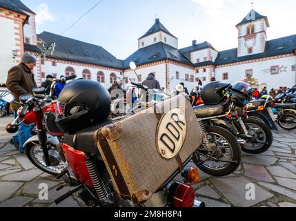 Augustusburg, Deutschland. 14. Januar 2023. Motorräder der Teilnehmer des Wintertreffens der Motorradfahrer 50. stehen im Innenhof des Schlosses Augustusburg. Nach der Annullierung der letzten zwei Jahre aufgrund der Pandemie sind etwa 1300 Biker aus Deutschland und dem Ausland für die Jubiläumsausgabe angekommen. Das erste offizielle Wintertreffen fand 1971 unter schneebedeckten Bedingungen statt. Kredit: Kristin Schmidt/dpa-Zentralbild/dpa/Alamy Live News Stockfoto