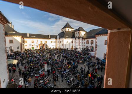 Augustusburg, Deutschland. 14. Januar 2023. Beim Wintertreffen der Motorradfahrer im Jahr 50. versammeln sich die Teilnehmer mit ihrem Fahrzeug sowie Besucher im Hof des Schlosses Augustusburg (Sachsen). Nach der Annullierung der letzten zwei Jahre aufgrund der Pandemie sind etwa 1300 Biker aus Deutschland und dem Ausland für die Jubiläumsausgabe angekommen. Das erste offizielle Wintertreffen fand 1971 unter schneebedeckten Bedingungen statt. Kredit: Kristin Schmidt/dpa-Zentralbild/dpa/Alamy Live News Stockfoto