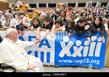 Vatikan, Vatikan. 14. Januar 2023. Italien, Rom, Vatikan, 2023/1/14. Papst Franziskus empfängt im Vatikan Mitglieder der Gemeinde Papst Johannes XXIII . Foto der Vatikanischen Medien / katholisches Pressefoto . BESCHRÄNKT AUF REDAKTIONELLE VERWENDUNG - KEIN MARKETING - KEINE WERBEKAMPAGNEN. Kredit: Unabhängige Fotoagentur/Alamy Live News Stockfoto