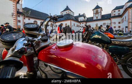 Augustusburg, Deutschland. 14. Januar 2023. Motorräder der Teilnehmer des Wintertreffens der Motorradfahrer 50. stehen im Innenhof des Schlosses Augustusburg. Nach der Annullierung der letzten zwei Jahre aufgrund der Pandemie sind etwa 1300 Biker aus Deutschland und dem Ausland für die Jubiläumsausgabe angekommen. Das erste offizielle Wintertreffen fand 1971 unter schneebedeckten Bedingungen statt. Kredit: Kristin Schmidt/dpa-Zentralbild/dpa/Alamy Live News Stockfoto